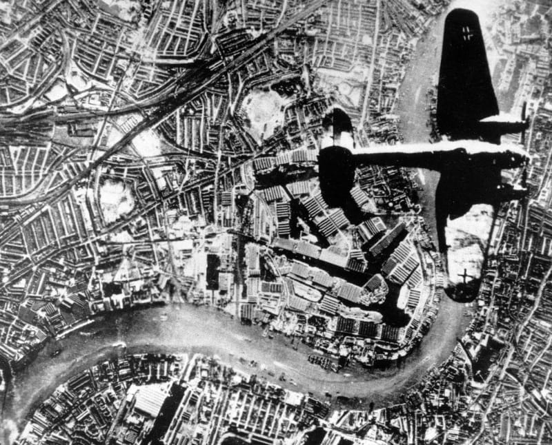 40-Heinkel-He-111-bomber-flies-over-Thames-River-London-autum-1940-01